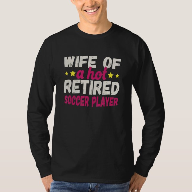 Camiseta Wife of a Hot Retired Soccer Player (Frente)