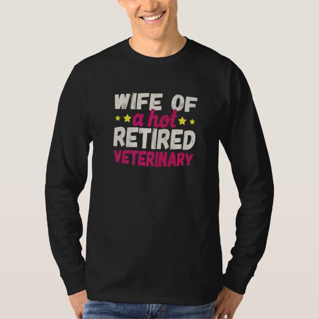 Camiseta Wife of a Hot Retired Veterinary   (Frente)