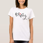 Camiseta Wifey em Calliografia Script Honeymoon Casal<br><div class="desc">camisetas casais com as palavras "Hubby" e "Wifey" em lindos scripts de caligrafia acentuadas com um coração vermelho. Algo bonito para vestir para a lua de mel!</div>