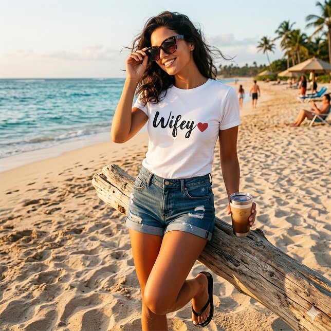 Camiseta Wifey Modern Black Script Women RedHeart T-Shirt (Criador carregado)