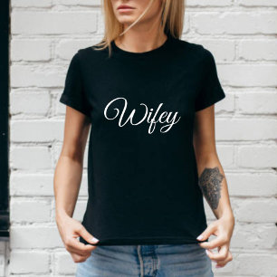 Camiseta Wifey Modern Honeymoon White Script Black Women's