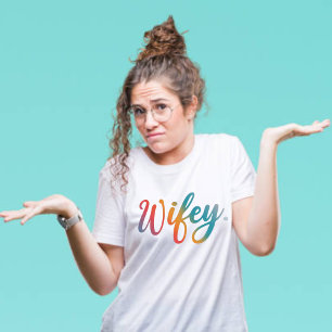 Camiseta Wifey Modern Multicolor Script White Mulheres