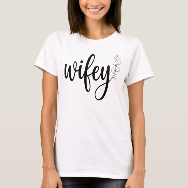 Camiseta Wifey Modern Script Branco Feminino   (Frente)