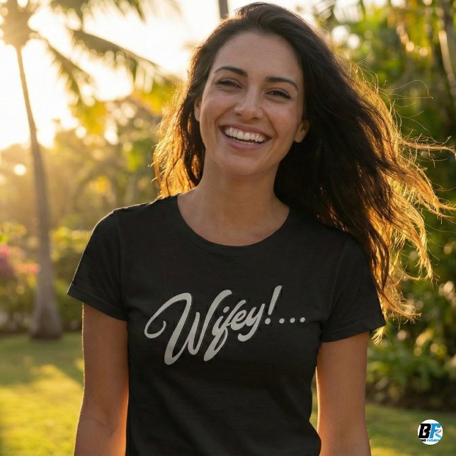 Camiseta Wifey Modern White Script Mulheres Negras (Criador carregado)