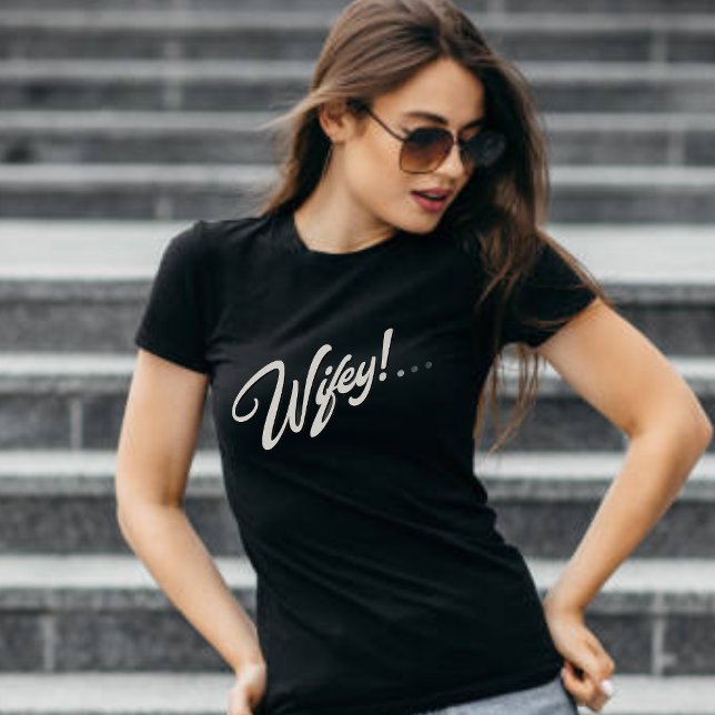 Camiseta Wifey Modern White Script Mulheres Negras (Criador carregado)