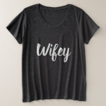 Camiseta Wifey Plus Tamanho<br><div class="desc">Bela camisa de cinza com o texto "Wifey". Super confortável e combina excelente com jeans ou leggings. Excelente para os preparativos do casamento, lua de mel, ou como surpresa para sua esposa ou marido.</div>