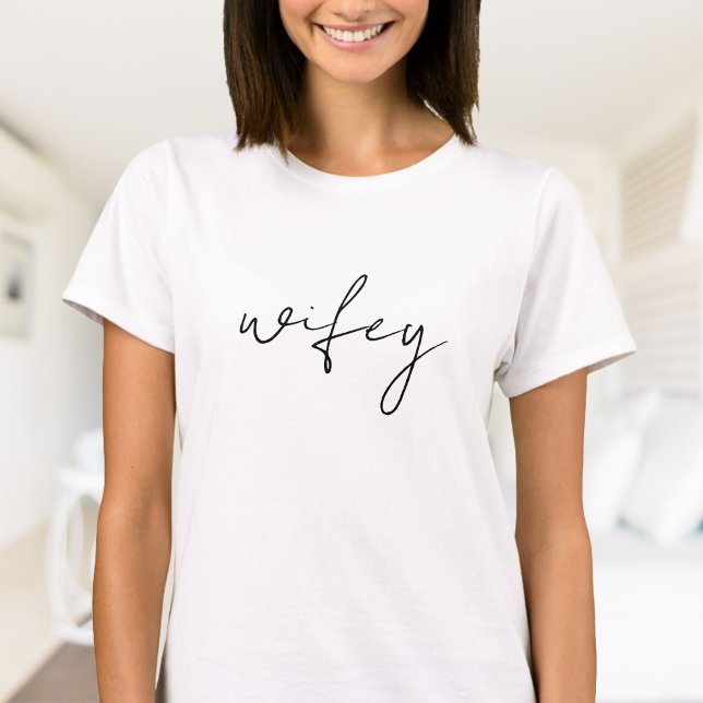 Camiseta Wifey Simples | Script Preto, Branco (Criador carregado)