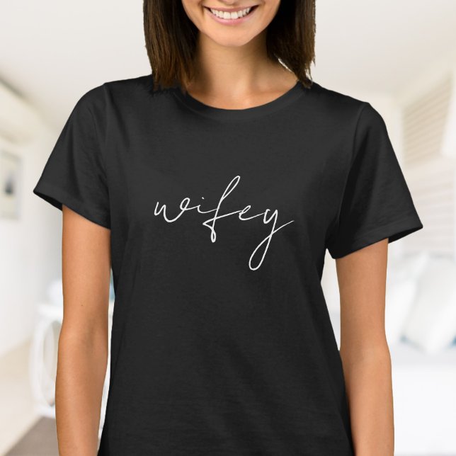 Camiseta Wifey Simples | White Script, preto (Criador carregado)