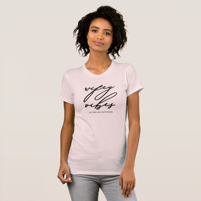 Camiseta Wifey Vibes Blush Rosa e Preto com Nome (Frente Completa)