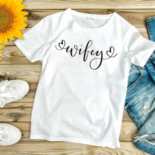 Camiseta Wifey White Modern Black Script Hearts Mulheres (Criador carregado)
