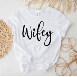 Camiseta Wifey White Modern Black Script Womens T-Shirt<br><div class="desc">Camiseta "Wifey" bonita e moderna! Presente de casamento perfeito,  presente de chá,  presente de aniversário ou de festa de solteira!</div>