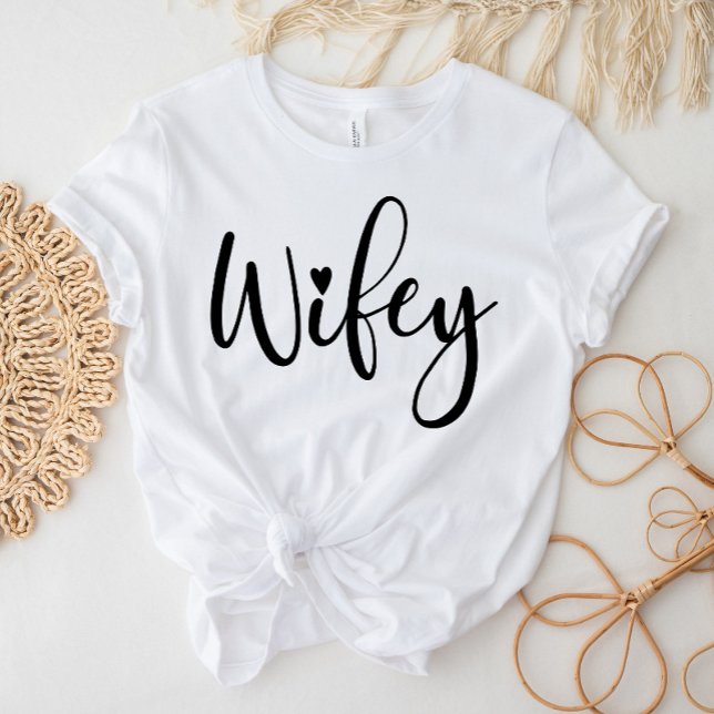 Camiseta Wifey White Modern Black Script Womens T-Shirt (Criador carregado)