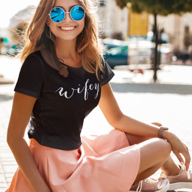 Camiseta Wifey White Modern White Script Black Womens (Criador carregado)