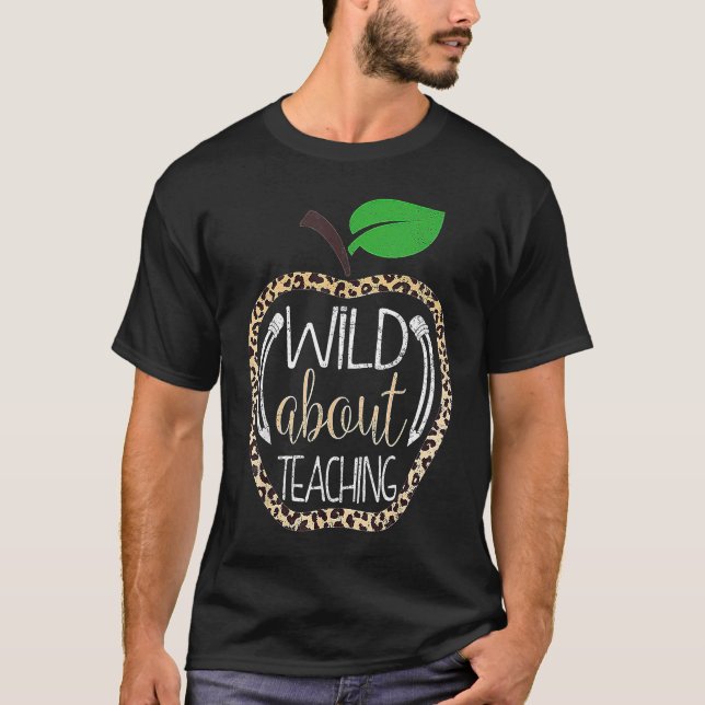 Camiseta Wild About Enaching Teacher de serviço no dia pass (Frente)