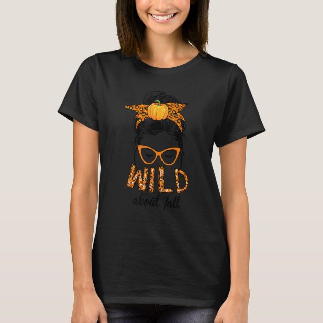 Camiseta Wild About Fall Messy Hair Bun Girl Pumpkin Patch  (Frente)