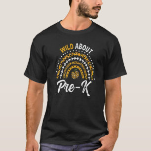 Camiseta Wild About Pre K Teacher Rainbow 1