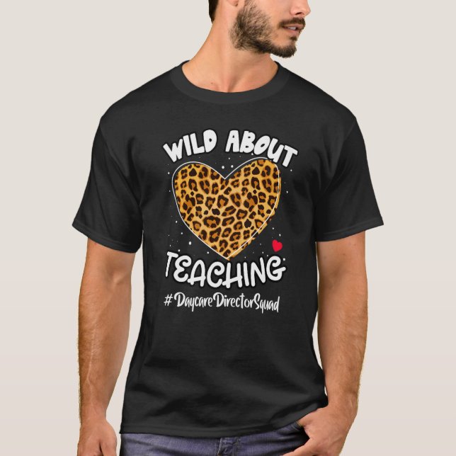 Camiseta Wild About Teaching Daycare Director Squad Life Le (Frente)