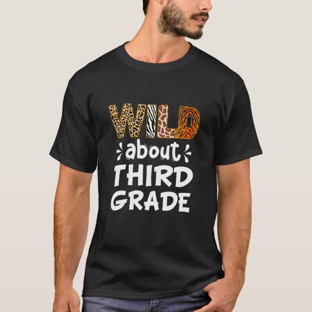 Camiseta Wild about Third Grade Teacher Student First Day O (Frente)