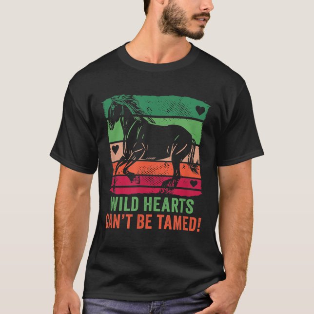 Camiseta Wild Hearts Can't Be Tamed! Equestrian And Horse R (Frente)