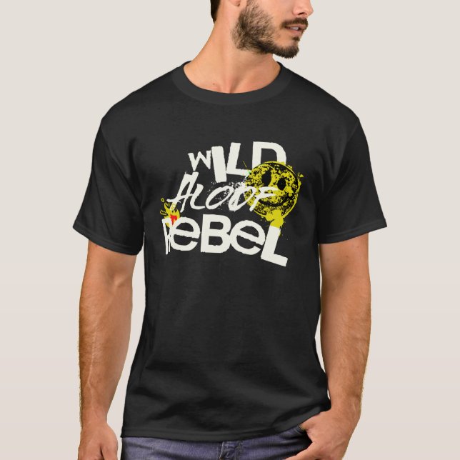 CAMISETA WILD REBEL ALOOF GRAPHIC GRUNGE TYPOGRAPHY (Frente)