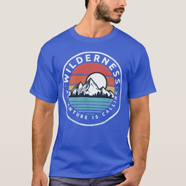 Camiseta Wilderness Adventure Is Calling Hiking Camping fam (Frente)