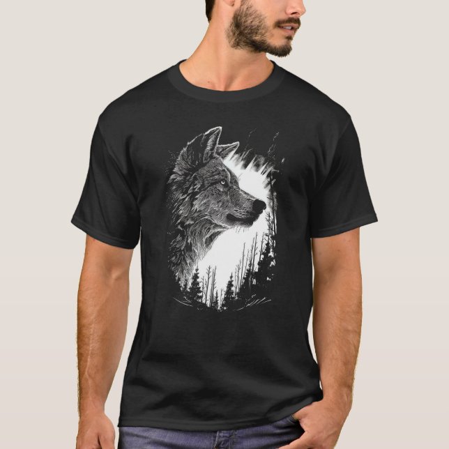 Camiseta Wilderness Wanderer, Monochrome Wolf in the Night  (Frente)