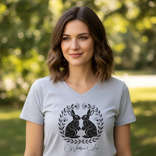 Camiseta Wildly in Love | Linocut Rabbits Romantic (Criador carregado)