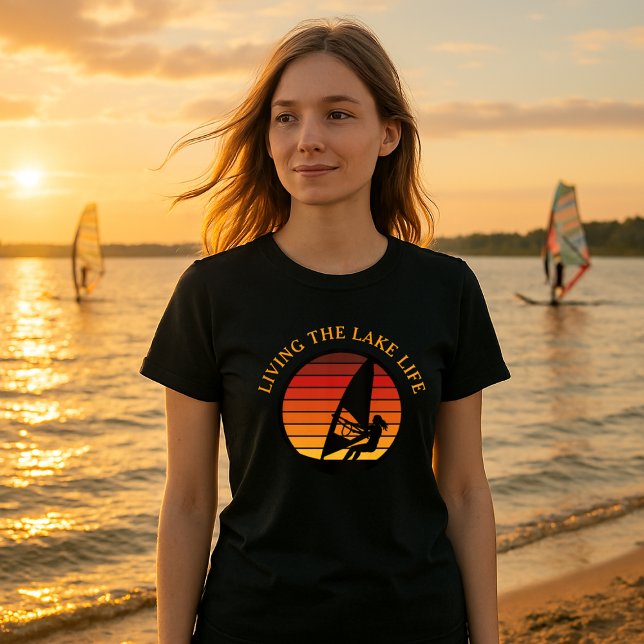 Camiseta Windsurfing Girl Retro Sunset Lake Life Modelo (Criador carregado)