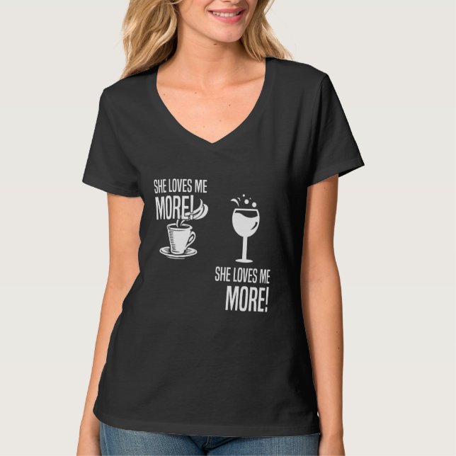 Camiseta Wine Vs Coffee She Loves Me More Wine Coffee Lover (Frente)
