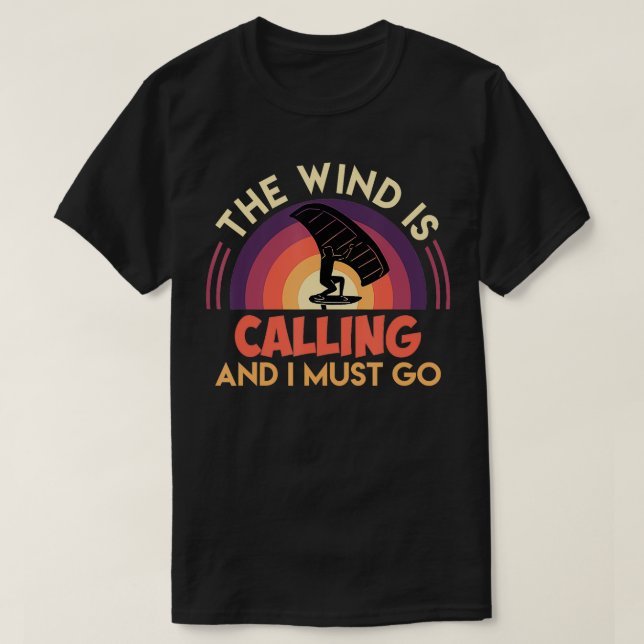 Camiseta Wing Foil saying Wind is calling Wing Surf Wingfoi (Frente do Design)