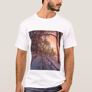 Camiseta Winter sunset in pine forest near sea