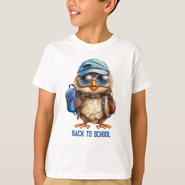 Camiseta Wise Owl com a mochila azul, chapéus e uma pálpebr (Frente)