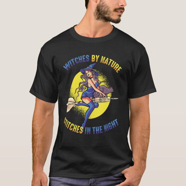 Camiseta Witch By Nature  Stitches In The Night Spooky Cost (Frente)