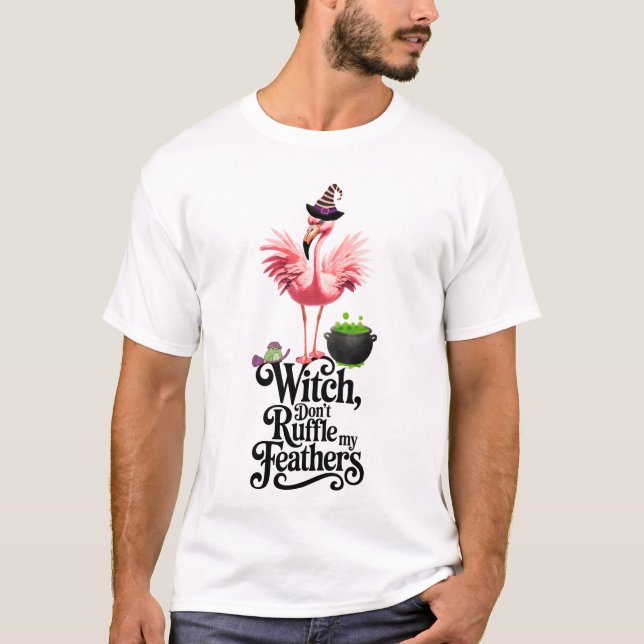 Camiseta Witch Don’t Ruffle My Feathers Halloween Flamingo (Frente)