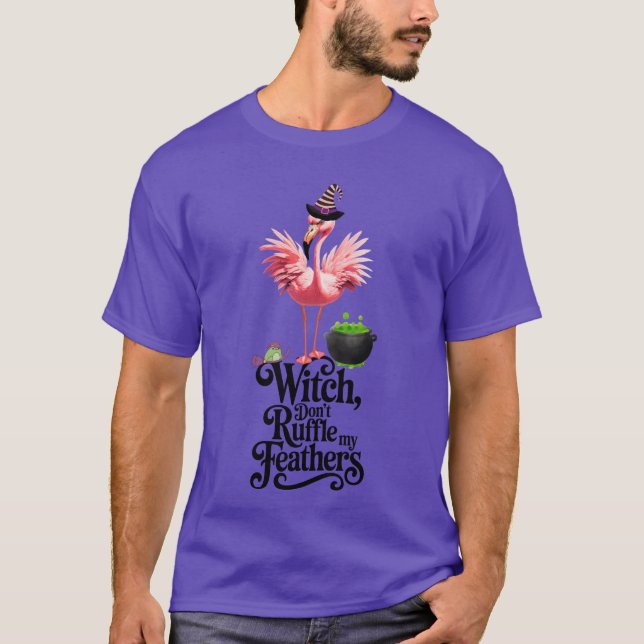 Camiseta Witch Don’t Ruffle My Feathers Halloween Flamingo (Frente)