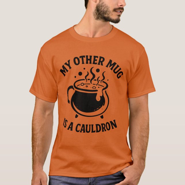Camiseta Witchy Black Cauldron Design – Magical Potion Brew (Frente)
