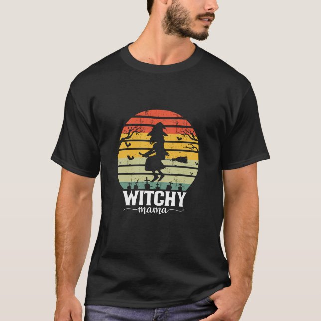 Camiseta Witchy Mama Halloween Witch Costume Mãe 2024 (Frente)