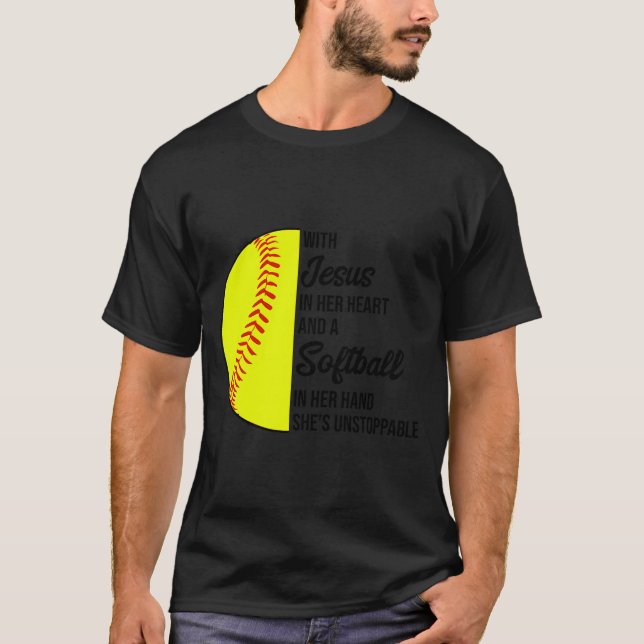 Camiseta With Jesus In Her Heart And A Softball She Is Unst (Frente)