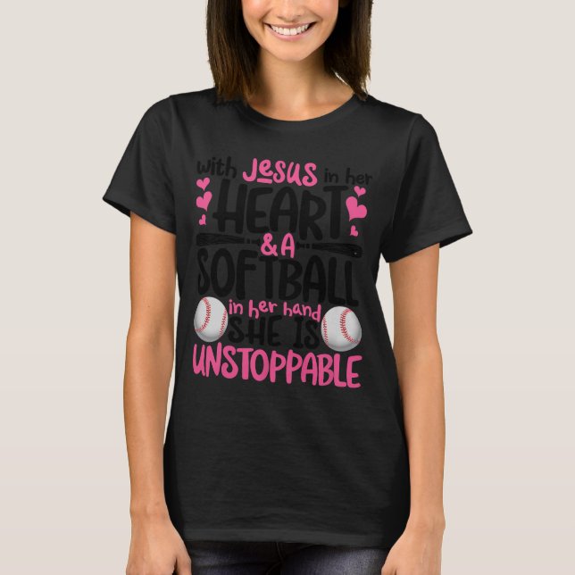 Camiseta With Jesus In Her Heart And A Softball She Is Unst (Frente)