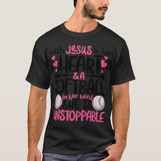 Camiseta With Jesus In Her Heart And A Softball She Is Unst (Frente)
