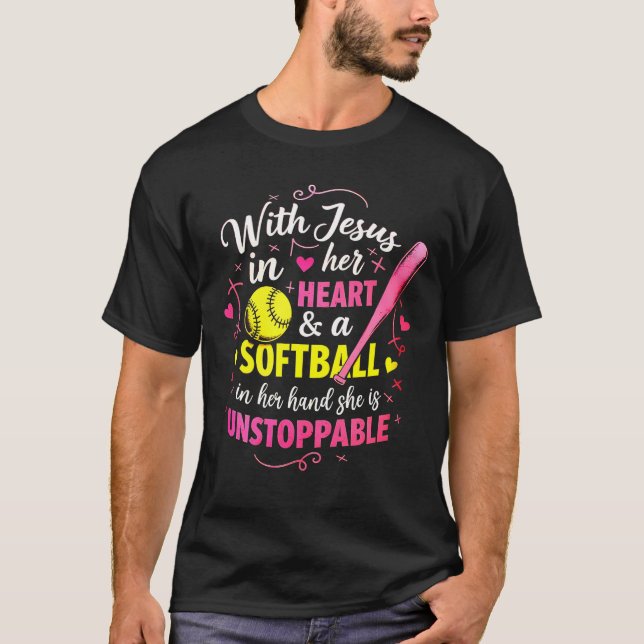 Camiseta With Jesus In Her Heart And A Softball She Is Unst (Frente)
