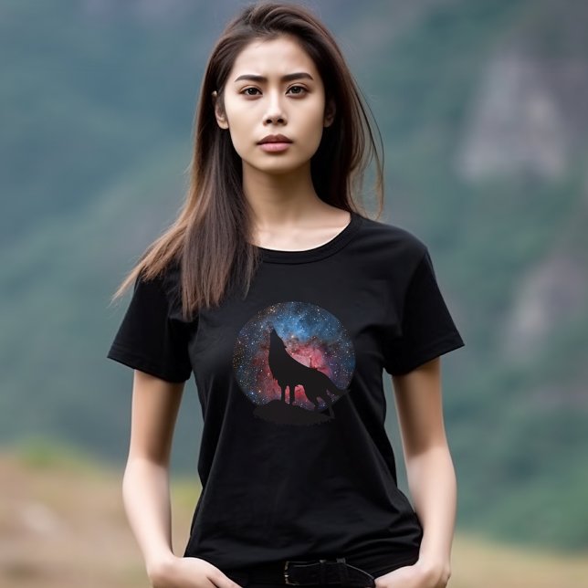 Camiseta Wolf Howling em Galaxy (Wolf Howling in Galaxy Tshirt)
