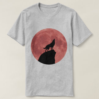 Camiseta Wolf Howling em uma lua de sangue