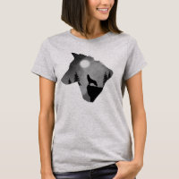 Wolf Howling na Silhouette da Lua