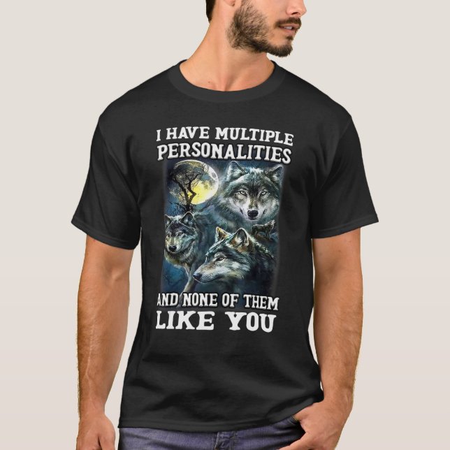 Camiseta Wolf I Have Multiple Personalities And None Of The (Frente)