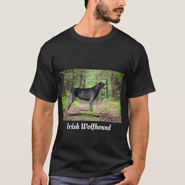 Camiseta Wolfhound negro irlandês posando na Floresta  (Frente)