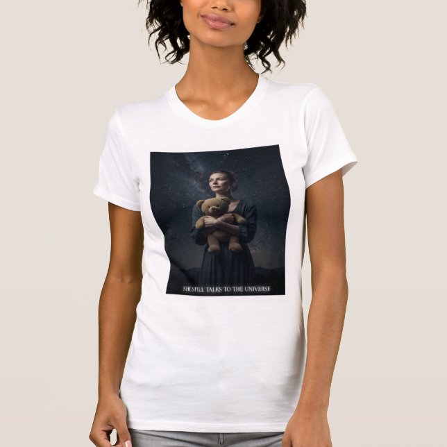 Camiseta Woman Holding Teddy Bear Under Stars (Frente)