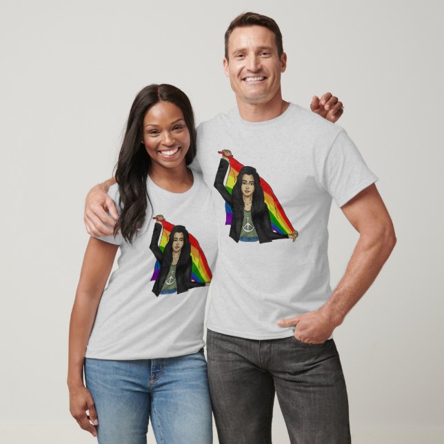 Camiseta Woman in a Peace T-shirt With a Rainbow Flag LGBTQ (Unissex)