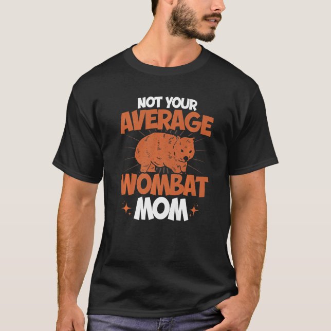 Camiseta Wombat Não É Sua Média Mulher Mãe (Frente)