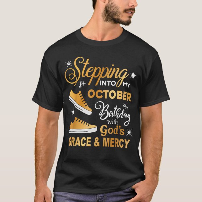 Camiseta Women Stepping Into My October Birthday with God G (Frente)